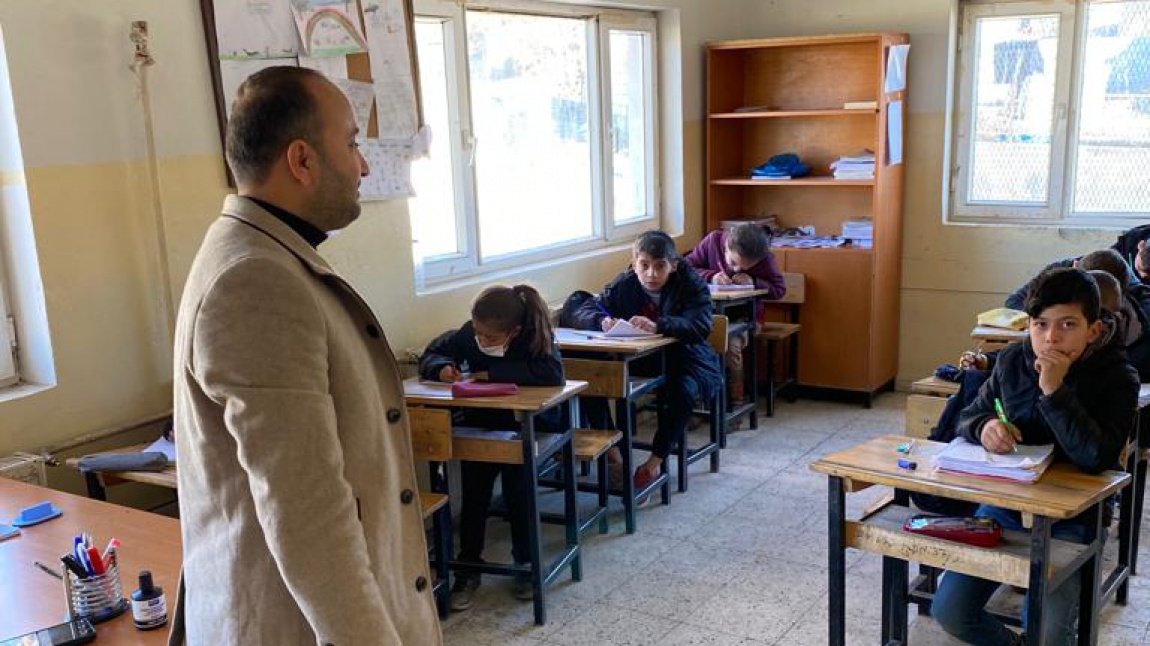 Okul Müdürümüz Mehmet KABUL öğretim birlikteliğini sağlamak amacıyla öğretmen ve öğrencileri sınıflarda ziyaret ederek tecrübe ve deneyimlerini aktardı. 