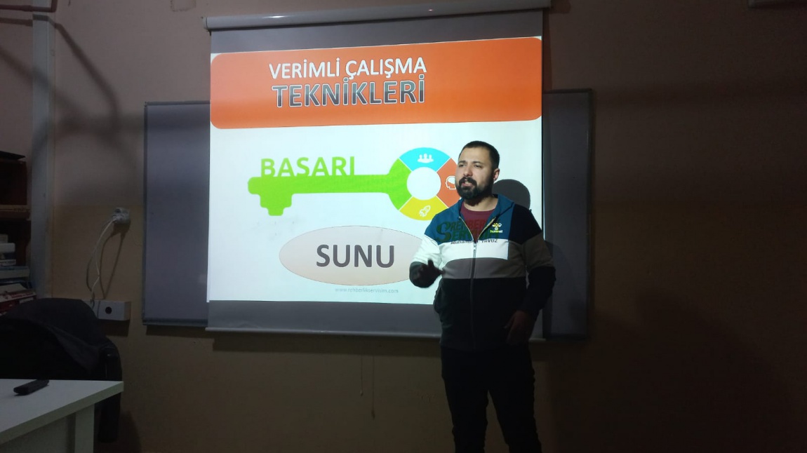 Okulumuz öğretmeni Ersin YILMAZ tarafından öğrencilerimize verimli ders çalışma teknikleri konulu seminer düzenlendi.