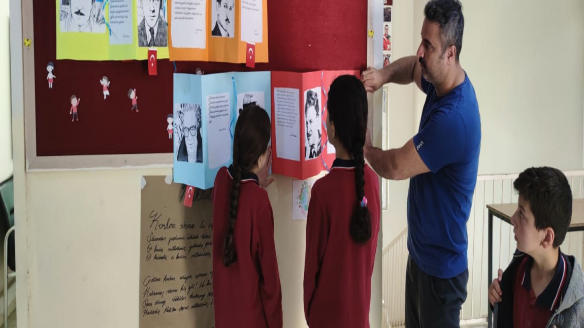 Okulumuz öğretmeni Medeni BULGAN tarafından okul koridoru özlü söz , şiir ,resim ve yazılarla donatıldı.