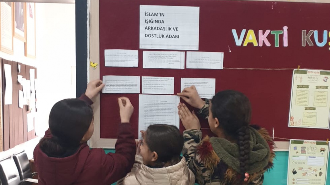 Okulumuz Din Kültürü ve Ahlak Bilgisi Öğretmeni Kazım KABUL tarafından haftanın ayet ve hadisleri panolarda öğrencilere aktarıldı.