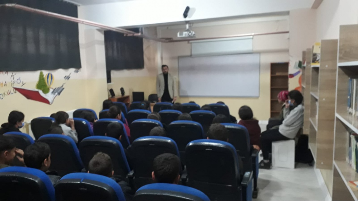 Okulumuz Matematik Öğretmeni Zafer GÜLMEZ tarafından öğrencilere meslek tanıtımı etkinliği kapsamında Köy İmamı Serhat KAPLAN davet edildi.