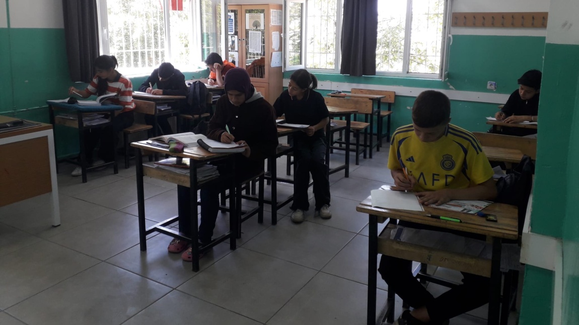 KTS kapsamında 8.sınıf için Lgs'de yer alan derslerden 1 sınav sorusu tahmin etmeleri ve yazmaları istendi. Daha sonra öğrenciler  yazdıkları soruları birbirleriyle paylaştılar.