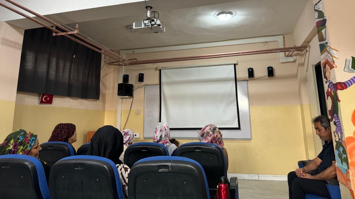 Velilerimiz ile birlikte “İstenmeyen davranışlara karşı ebeveynler olarak neler yapmalıyız?” konusunda seminer verdik. Velilerimizin de görüşlerini aldık.